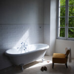 Badkamer Chambre Blanche bad en stoel